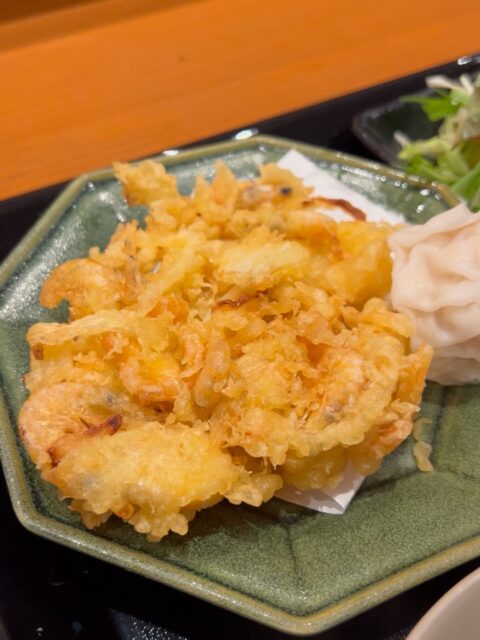 皆さま、こんにちは！
日頃より「海の国」をご利用いただき、誠にありがとうございます🙂

本日のおすすめをご紹介🐟
🌸海老のかき揚げ＆シュウマイ定食　1,580円（税込）
（本日のおすすめ・揚げ物・出汁巻き・小鉢・ごはん・あおさ味噌汁付き）

数量限定のため、なくなり次第、内容が変更になる場合がございます。

鯛だし・漬物・刻みのり・ごまは食べ放題🥳
味変しながら、最後までお楽しみください♪

食後にはサーティワンアイスクリームもご用意🍨🫶🏻
ぜひデザートまでゆっくり満喫してくださいね☺️

11:00〜L.O.14:00
本日も元気に営業中です！

皆さまのご来店を心よりお待ちしております🌷

@uoza_nagahama←ここからチェック
－－－－－－－－－－－－－－－－－－－－－
うおざでは魚に関する最新情報を随時発信していきます。

#海の国 #うおざ 
#福岡ランチ #福岡グルメ 
#海鮮丼 #定食 #魚好き
#海鮮好き #魚好きと繋がりたい 
#魚食普及 #魚食普及推進施設
#美味い魚はここにある
#市場直結 #九州 #福岡 #長浜