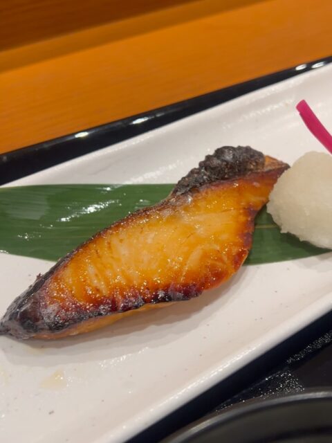 皆さま、こんにちは！
日頃より「海の国」をご利用いただき、誠にありがとうございます🙂

本日のおすすめをご紹介🐟
🌸サーモンの塩麹焼き定食　1,580円（税込）
（本日のおすすめ・揚げ物・出汁巻き・小鉢・ごはん・あおさ味噌汁付き）

数量限定のため、なくなり次第、内容が変更になる場合がございます。

鯛だし・漬物・刻みのり・ごまは食べ放題🥳
味変しながら、最後までお楽しみください♪

食後にはサーティワンアイスクリームもご用意🍨🫶🏻
ぜひデザートまでゆっくり満喫してくださいね☺️

11:00〜L.O.14:00
本日も元気に営業中です！

皆さまのご来店を心よりお待ちしております🌷

@uoza_nagahama←ここからチェック
－－－－－－－－－－－－－－－－－－－－－
うおざでは魚に関する最新情報を随時発信していきます。

#海の国 #うおざ 
#福岡ランチ #福岡グルメ 
#海鮮丼 #定食 #魚好き
#海鮮好き #魚好きと繋がりたい 
#魚食普及 #魚食普及推進施設
#美味い魚はここにある
#市場直結 #九州 #福岡 #長浜